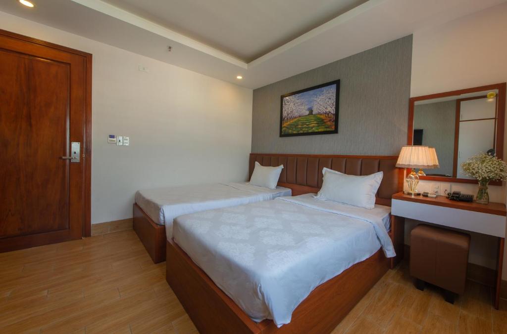 Giường trong phòng chung tại Canary Nha Trang Hotel