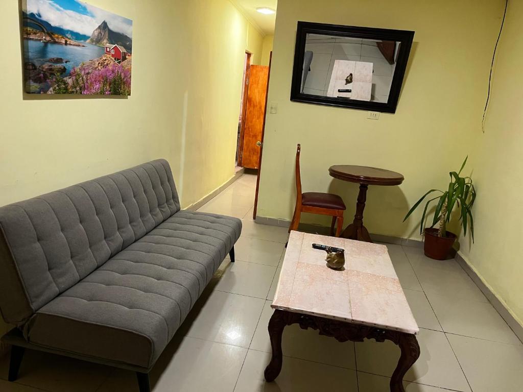 sala de estar con sofá y mesa en Apartamento Luciana en Calama