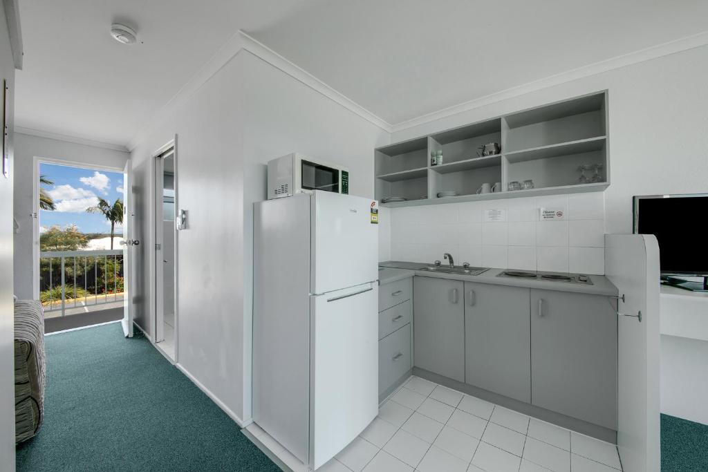 Kuchyň nebo kuchyňský kout v ubytování Reef Adventureland Motel