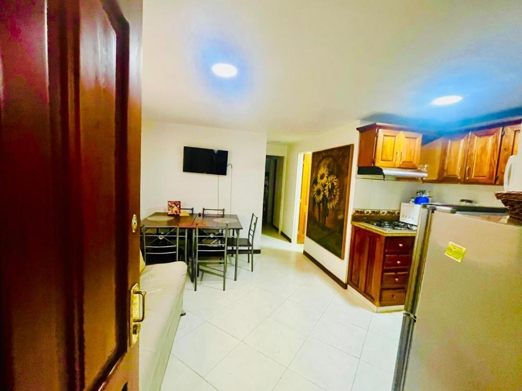 Cuina o zona de cuina de Hermoso apartamento en la Floresta - Medellin