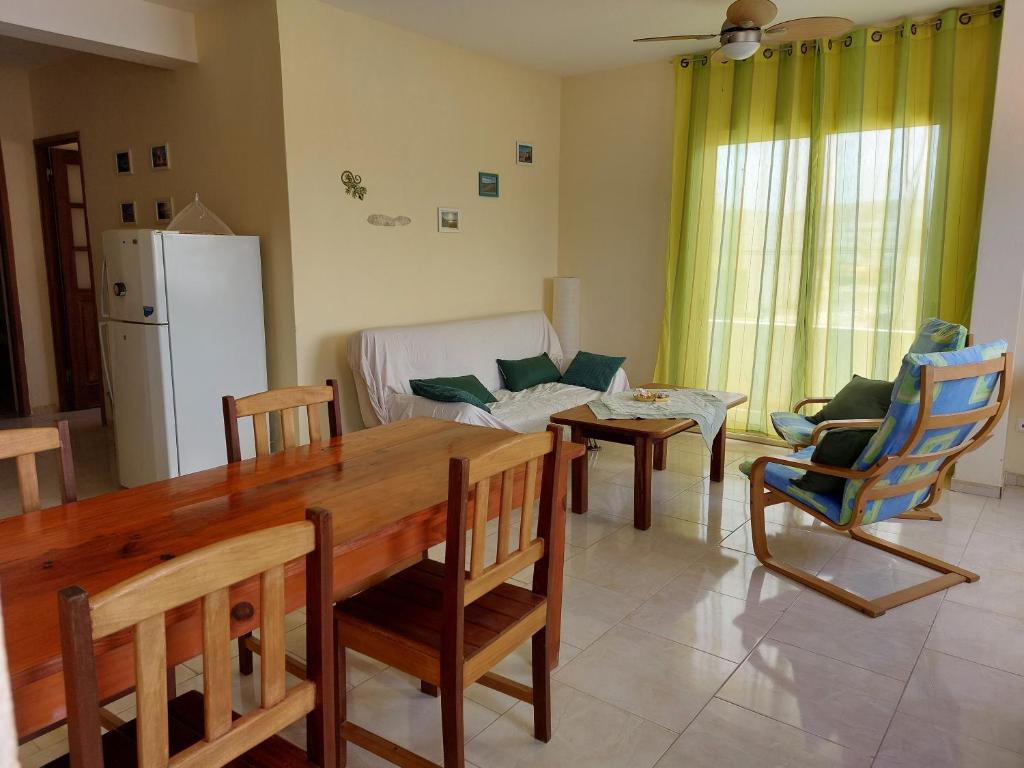 cocina y sala de estar con mesa y sillas en OKEANOS, en Sal Rei