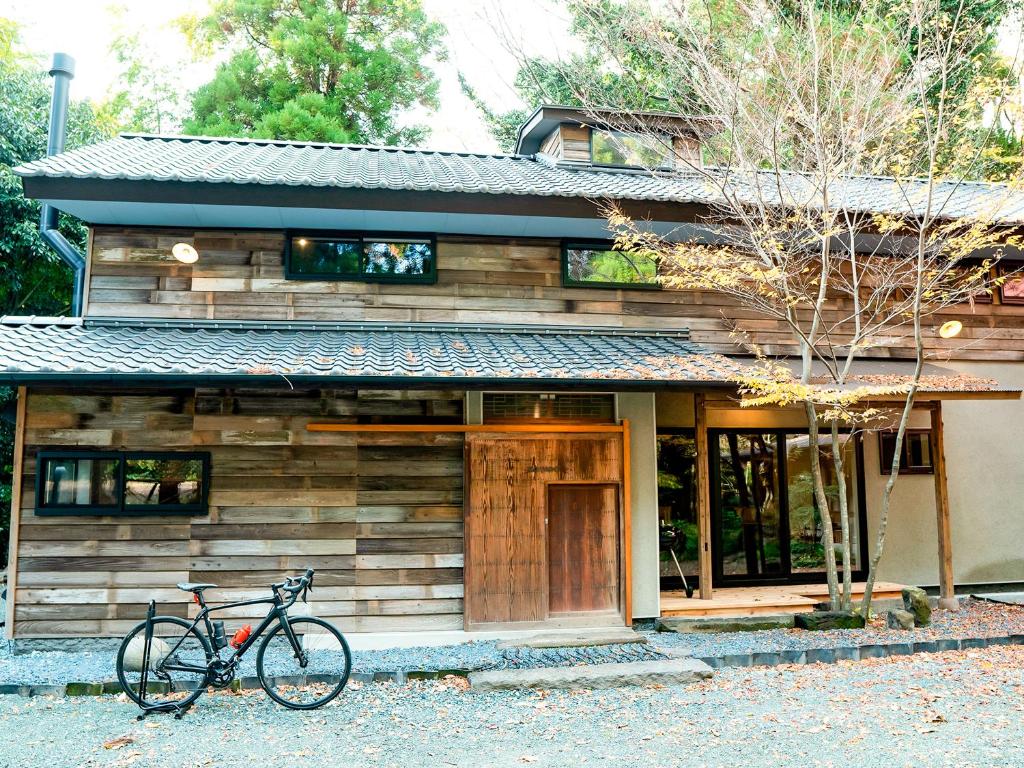 un vélo garé devant une maison en bois dans l'établissement GOYADO, à Ozu