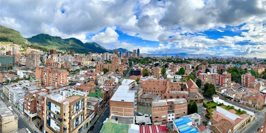 una vista aérea de una ciudad con edificios en Apartaestudio/Loft - Último Piso - Hermosa Vista, en Bogotá