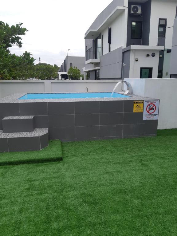 una piscina al lado de una casa en Gallery@U12Homestay, en Shah Alam