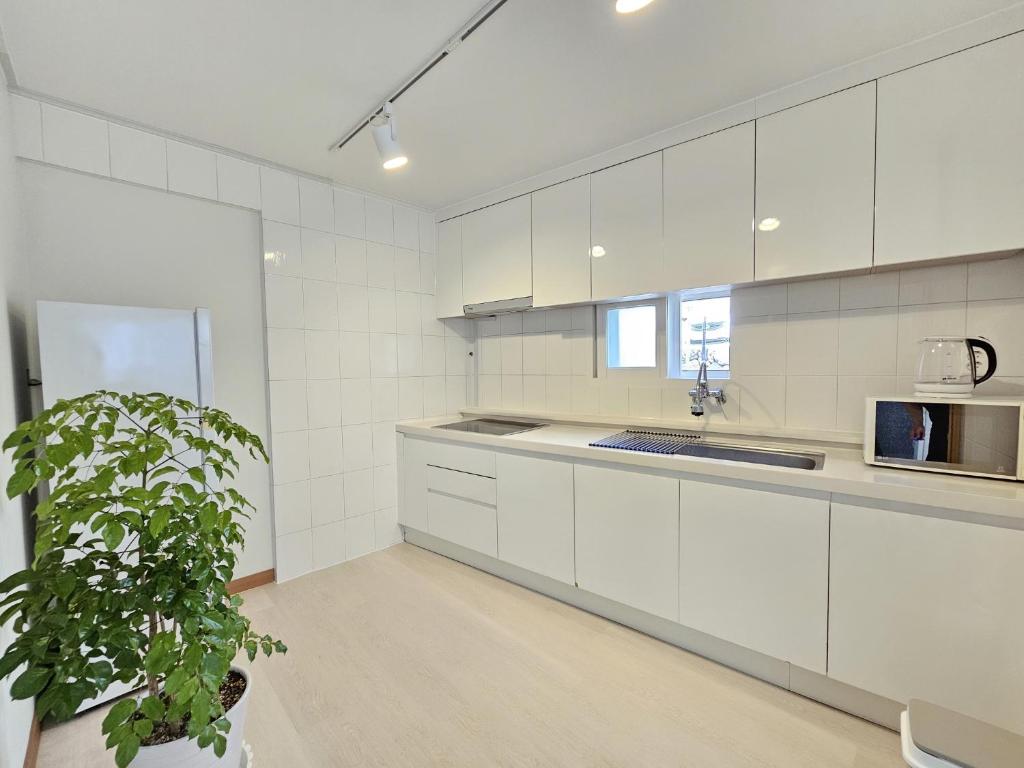 Kuchyň nebo kuchyňský kout v ubytování Baerongnamu Private Stay