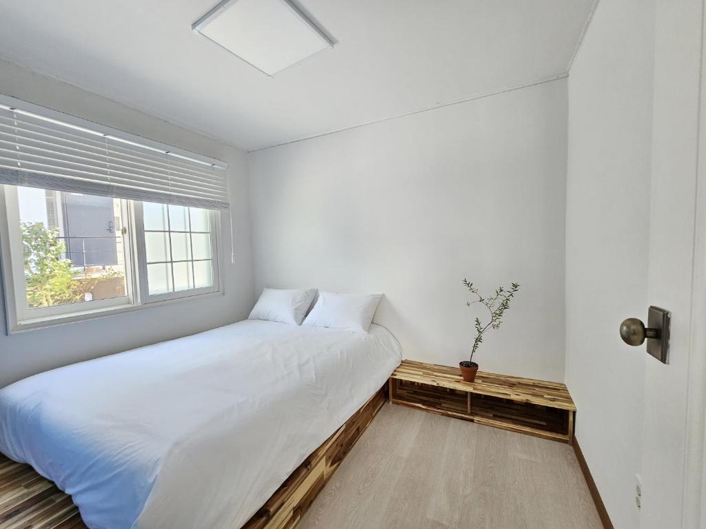 Postel nebo postele na pokoji v ubytování Baerongnamu Private Stay