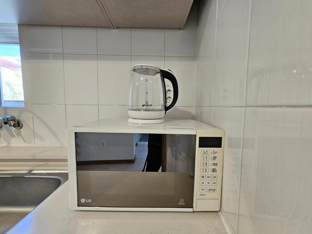 Kuchyň nebo kuchyňský kout v ubytování Baerongnamu Private Stay