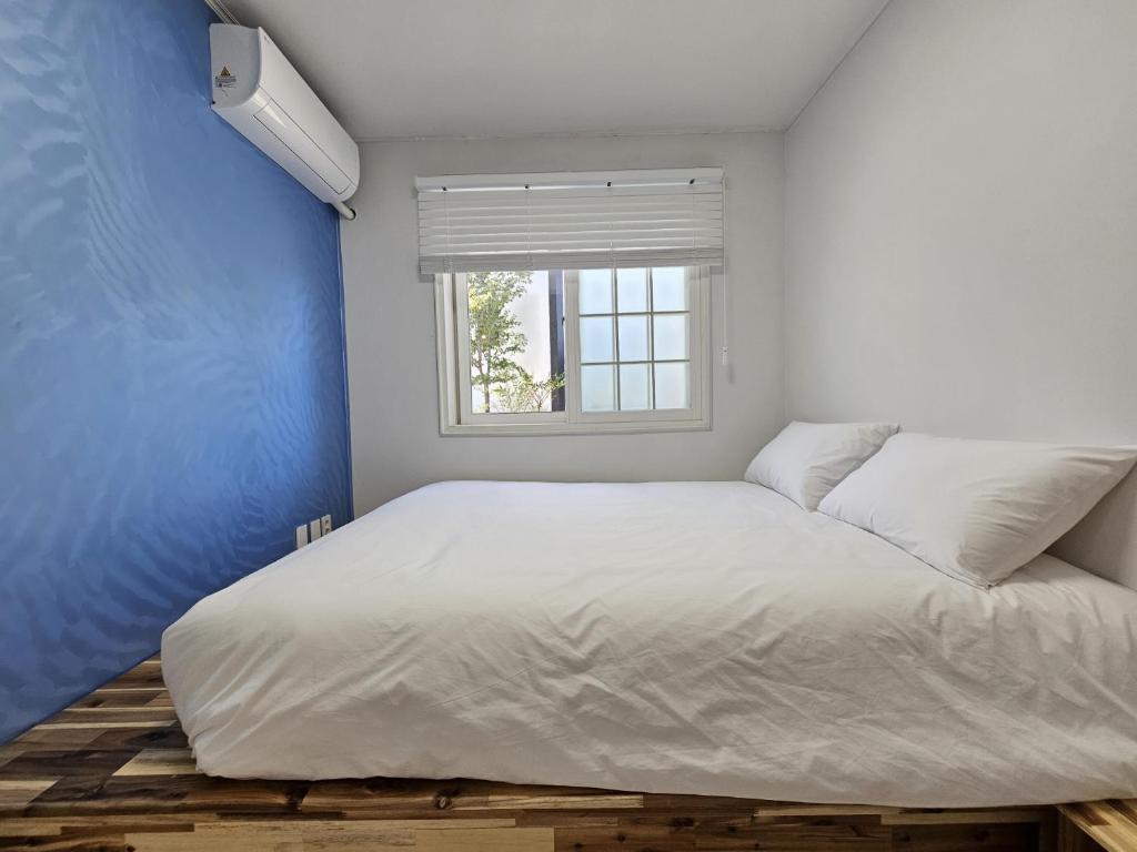 Postel nebo postele na pokoji v ubytování Baerongnamu Private Stay