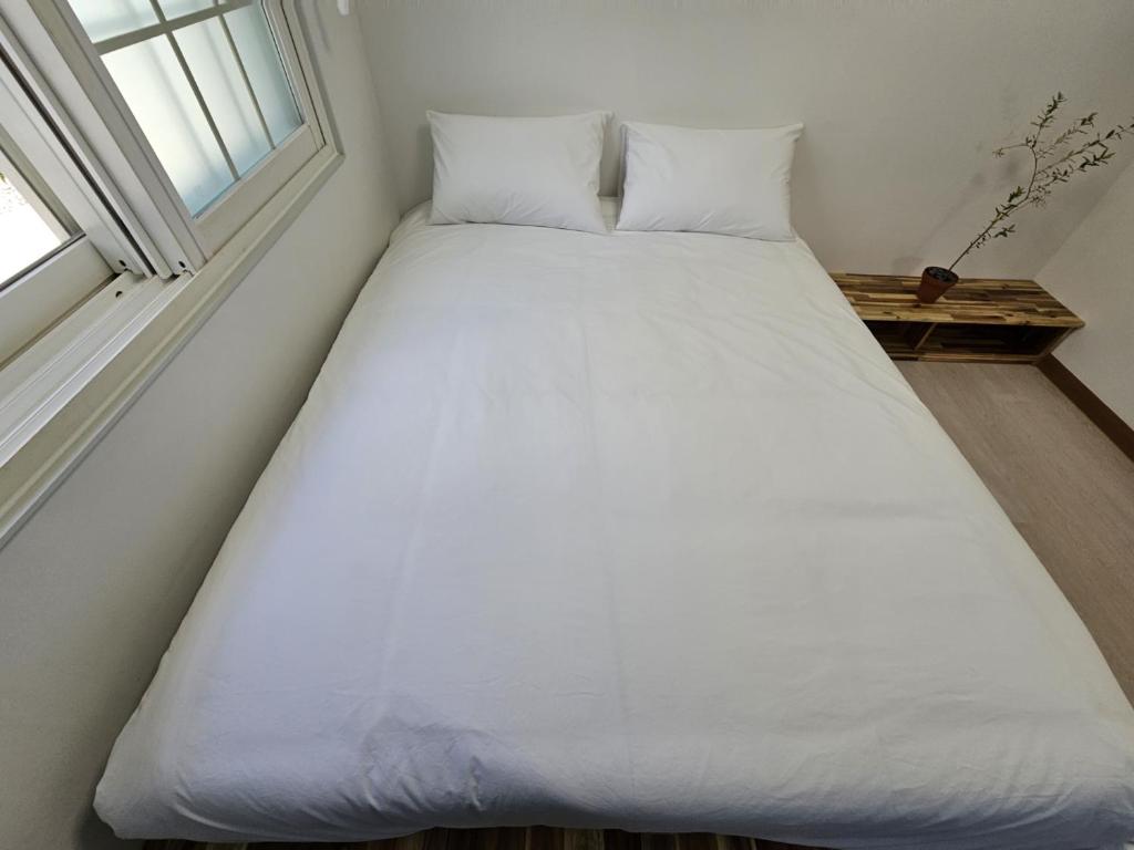 Postel nebo postele na pokoji v ubytování Baerongnamu Private Stay