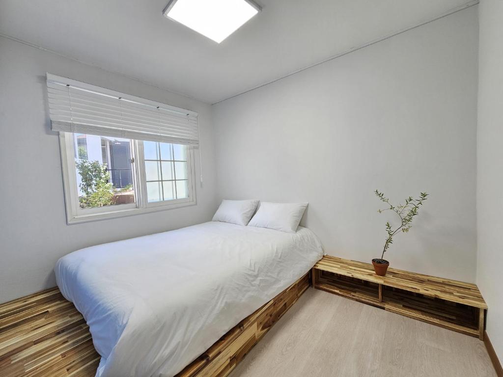 Postel nebo postele na pokoji v ubytování Baerongnamu Private Stay