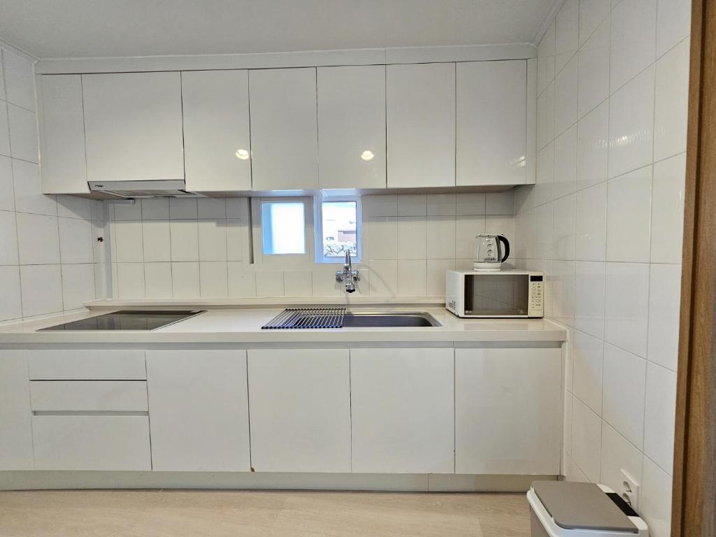 Kuchyň nebo kuchyňský kout v ubytování Baerongnamu Private Stay