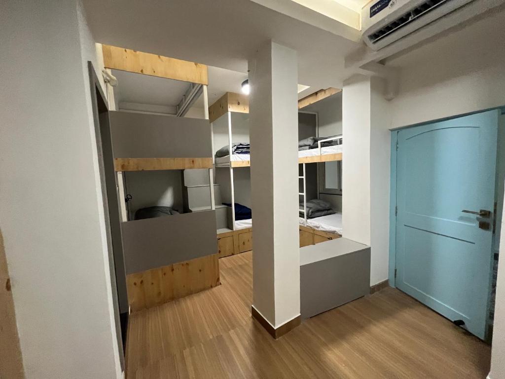 Una cocina o cocineta en Joey's By The Ganges