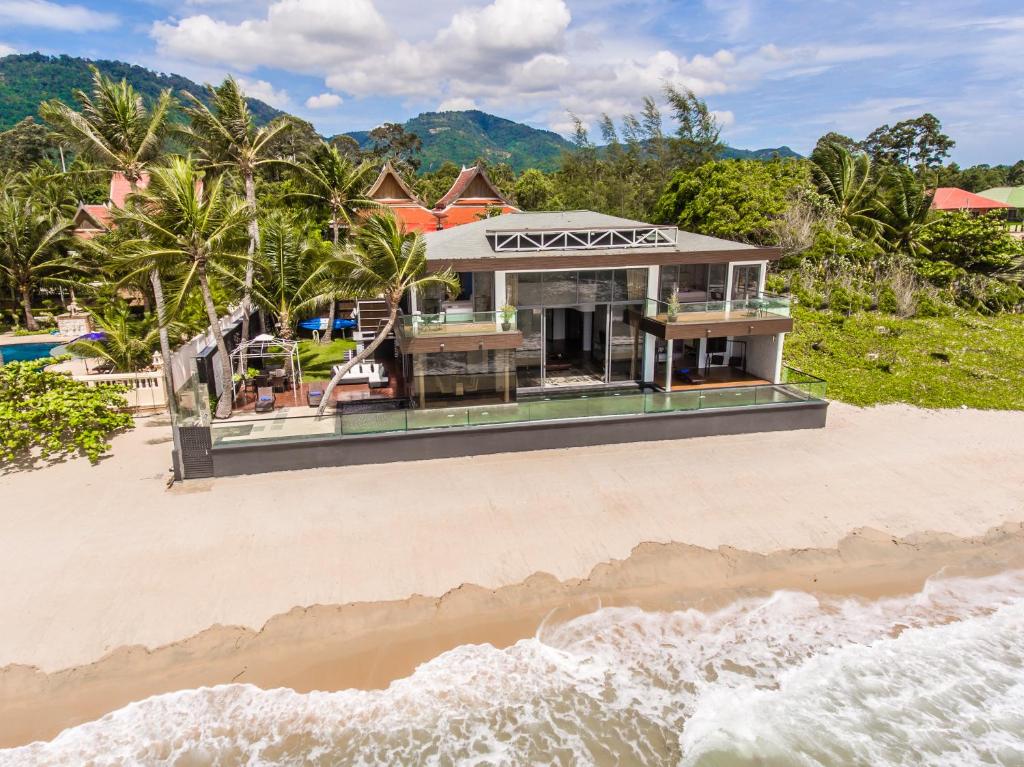 una vista aérea de una casa en la playa en Villa U - Beachfront Haven, en Lipa Noi