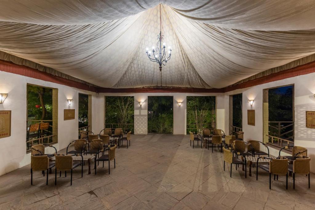 Posezení v ubytování Vanaashrya Resort and Spa Sariska
