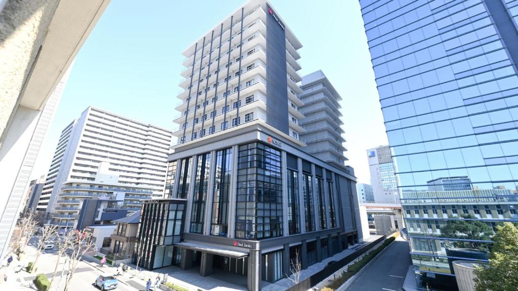 un palazzo alto in una città con edifici alti di Kobe Hotel Juraku a Kobe