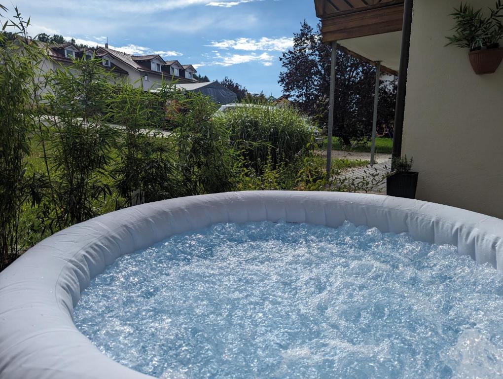 a circular pool of water in a backyard at FeWo Goldstück mit privatem SPA und Whirlpool in Grafenau