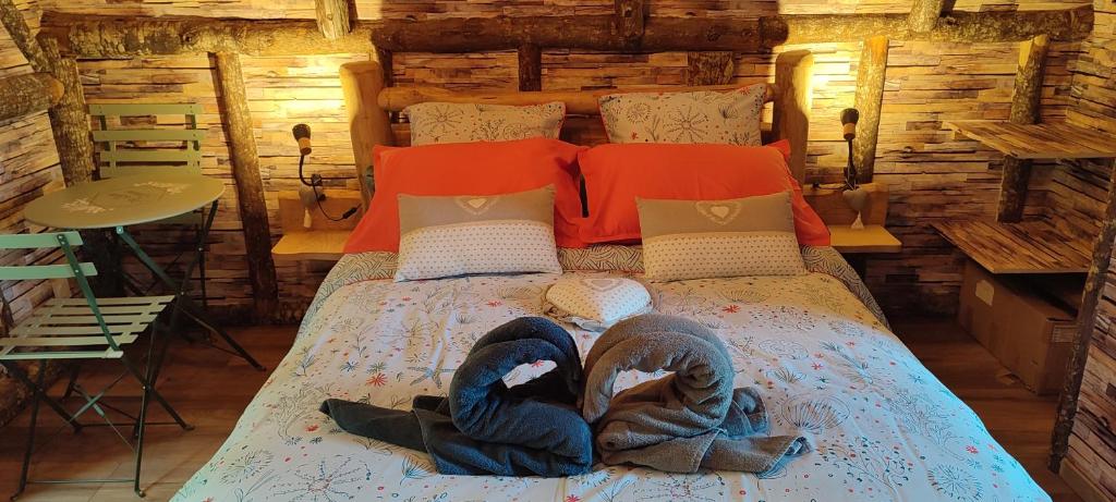 eine Person, die in einer Hütte auf einem Bett liegt in der Unterkunft La cabane des amoureux in Sarlat-la-Canéda
