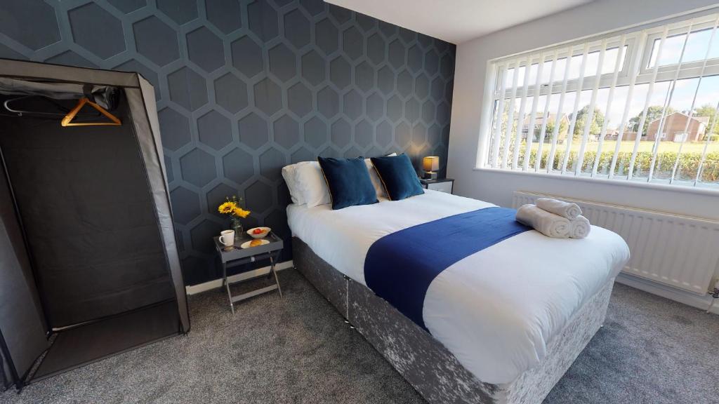 Un dormitorio con una cama grande y una ventana en Flexley House Workstays UK en Middlesbrough