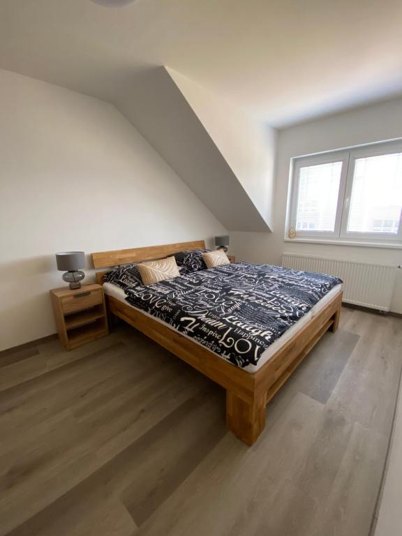 ein Schlafzimmer mit einem großen Bett im Dachgeschoss in der Unterkunft Černá růže - Apartmán 5 in Pilsen