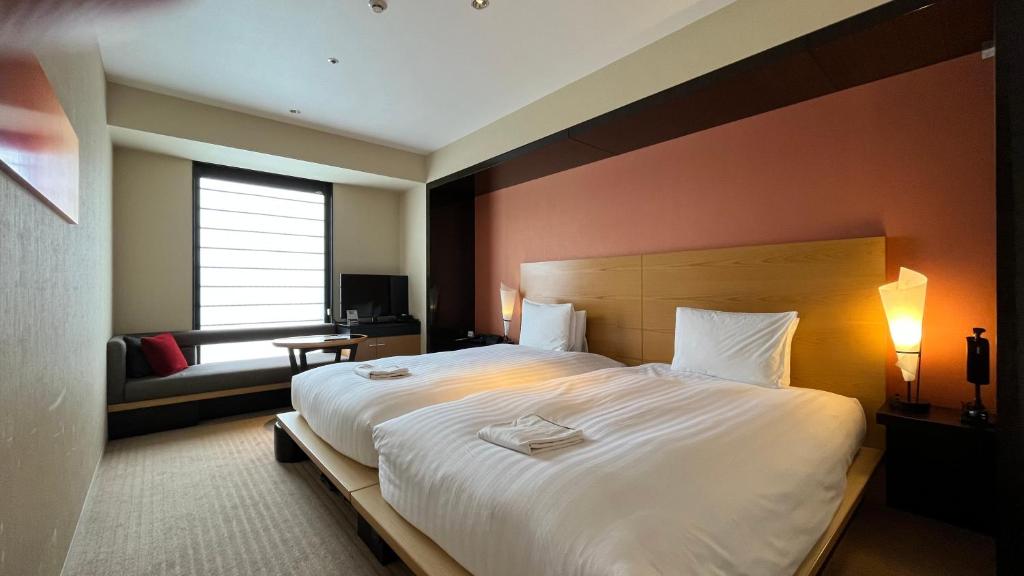 Postel nebo postele na pokoji v ubytování KOKO HOTEL Premier Kanazawa Korinbo