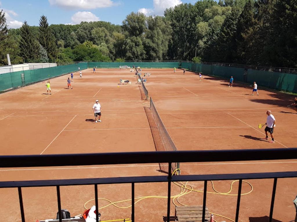 Tenis a/nebo squash v ubytování Volenter Lux Duna Spa nebo okolí