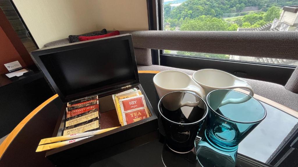 Příslušenství pro přípravu čaje a kávy v ubytování KOKO HOTEL Premier Kanazawa Korinbo