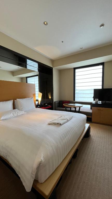 Postel nebo postele na pokoji v ubytování KOKO HOTEL Premier Kanazawa Korinbo