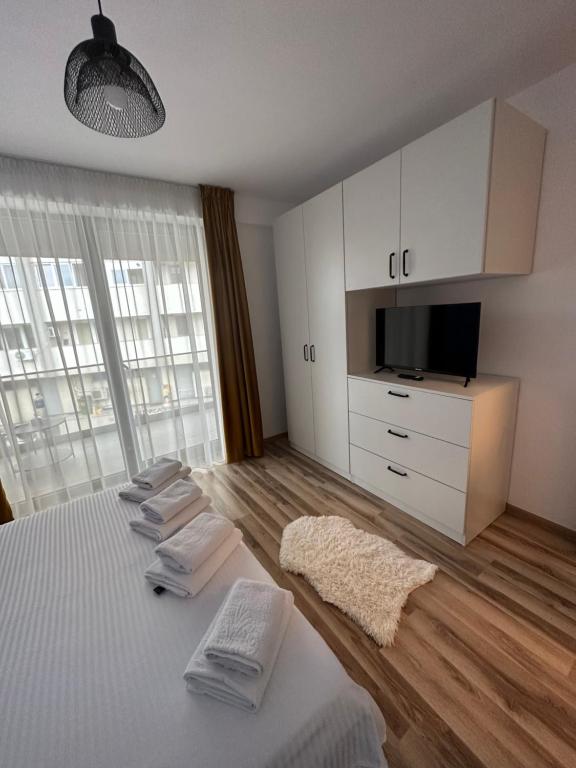 - une chambre dotée d'un lit avec une télévision et d'un lit sidx sidx dans l'établissement ESCAPE LOUNGE, à Craiova