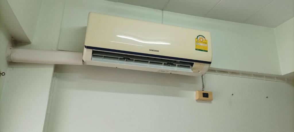 um projector pendurado no tecto de uma sala em JATUPORN A3 em Ban Talat Rangsit