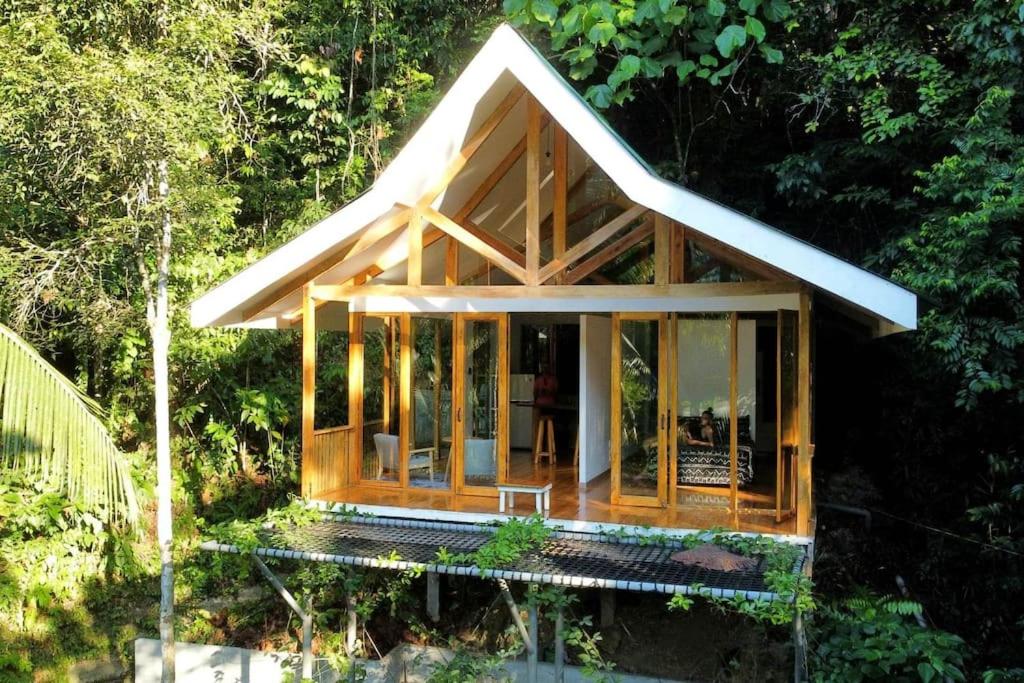 une petite maison en bois avec un toit dans l'établissement Remote Home near Secret Lagoon with Motorcycle, à Siquijor