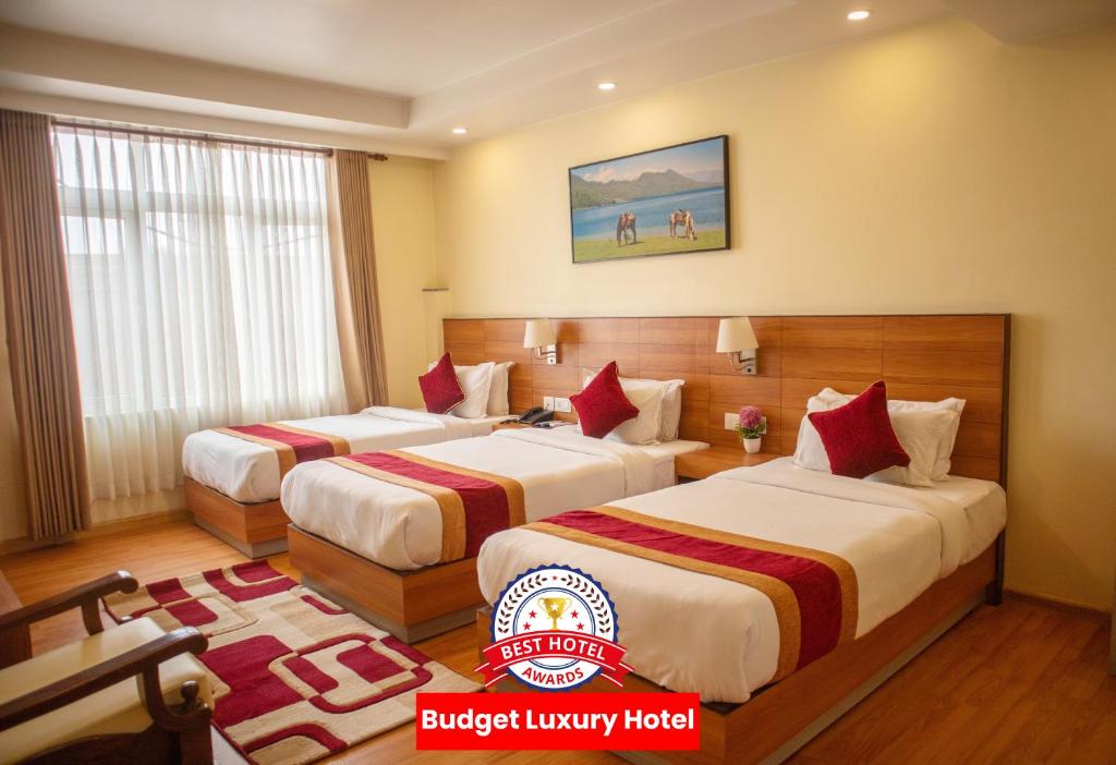 una habitación de hotel con 2 camas en una habitación en Magnificent Hotel, en Katmandú