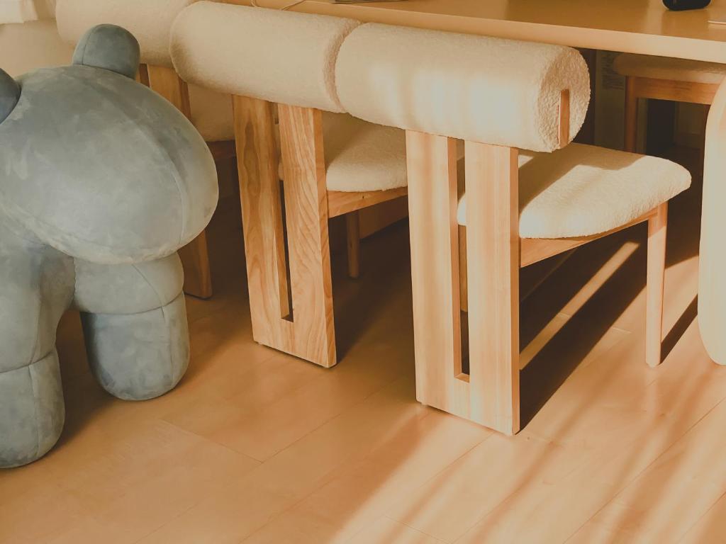 een kamer met een tafel met stoelen en een teddybeer bij 湘南民泊kabigon in Chigasaki