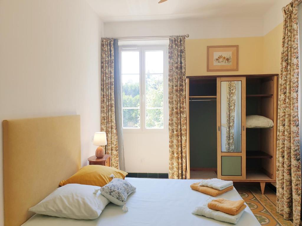 Giường trong phòng chung tại A Caserella Chambres d'hôtes