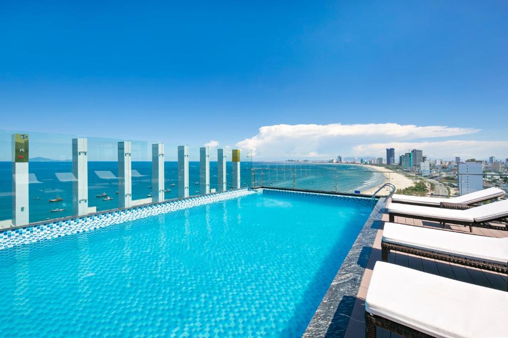 - une grande piscine au-dessus d'un bâtiment dans l'établissement Alisia Beach Hotel Da Nang, à Đà Nẵng