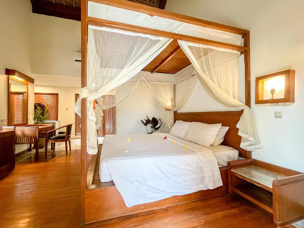Postel nebo postele na pokoji v ubytování The Lagoon Bali Pool Hotel and Suites