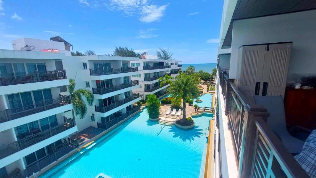 Výhled na bazén z ubytování Beachfront Apartment with Balcony, Sea View & Pool View - Cha Am - Hua Hin nebo okolí