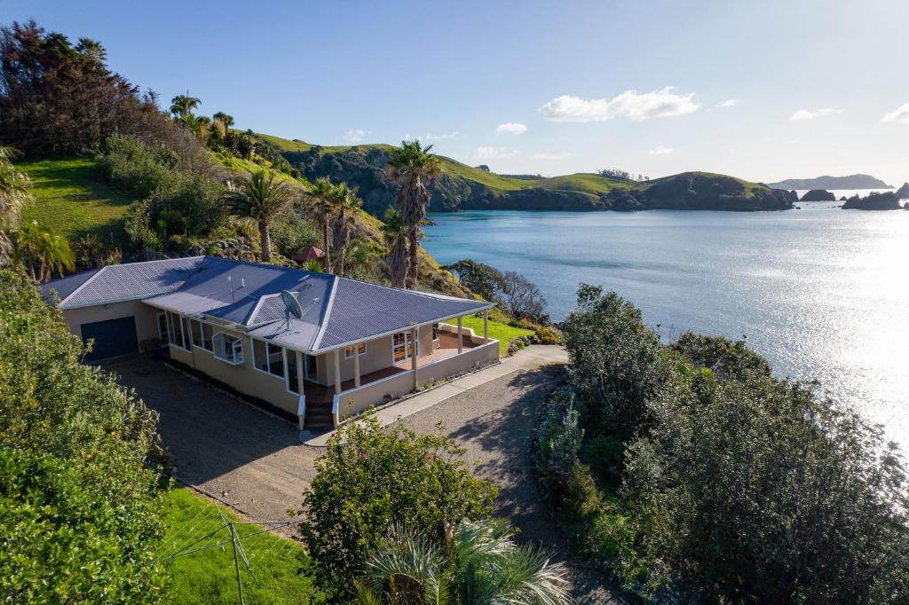 Seascape Point Mahinepua Bay Clifftop Retreat, Mahinepua (updated