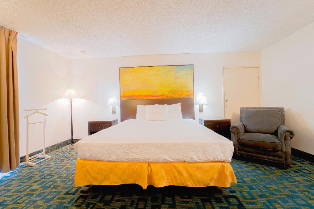 Royal Plaza Inn - Cama King-size Com Vista Piscina - Acessível