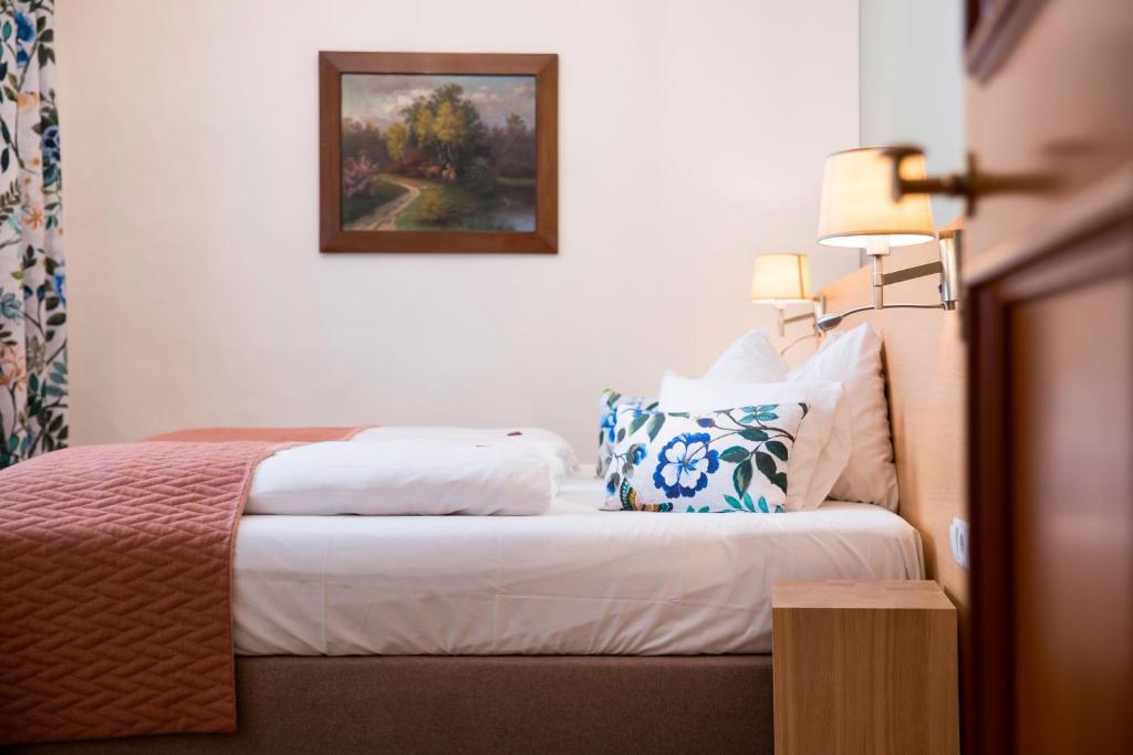 Postel nebo postele na pokoji v ubytování Hotel Wolf