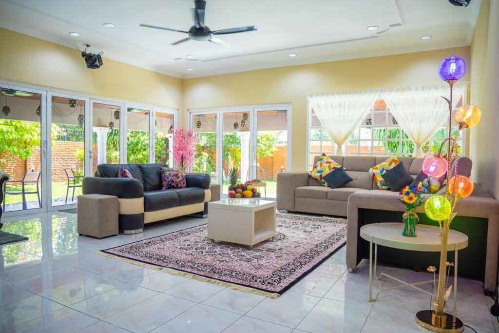 una gran sala de estar con sofás y una mesa. en Villa 23 - 4B/4B/PrivatePool/BBQ en Petaling Jaya