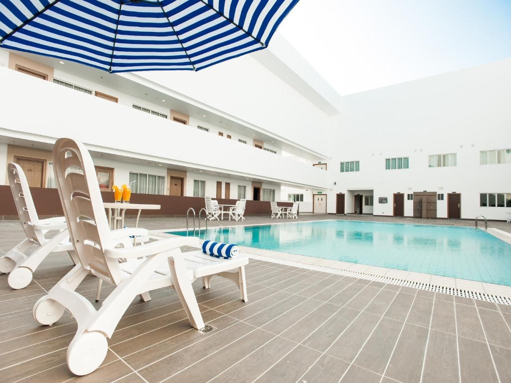 Бассейн в Garden Sentral Hotel или поблизости