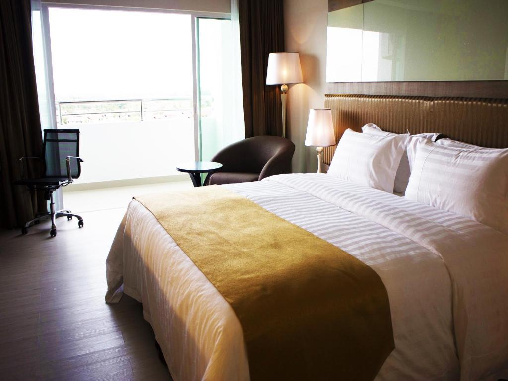 Кровать или кровати в номере Garden Sentral Hotel