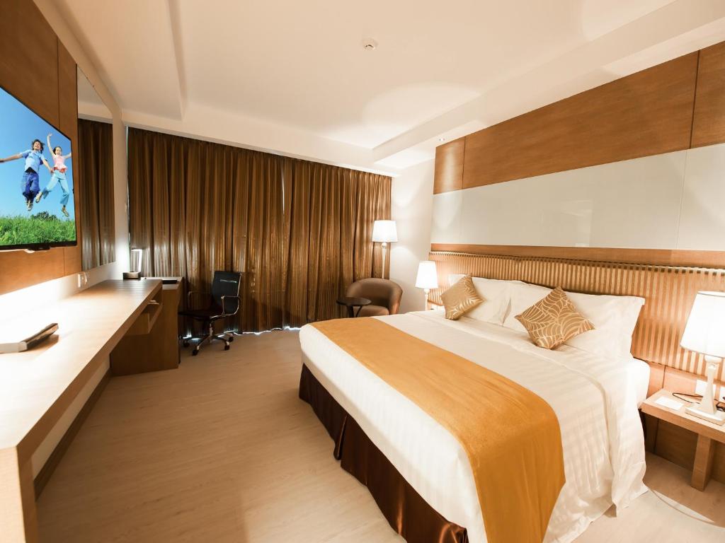 Телевизор и/или развлекательный центр в Garden Sentral Hotel