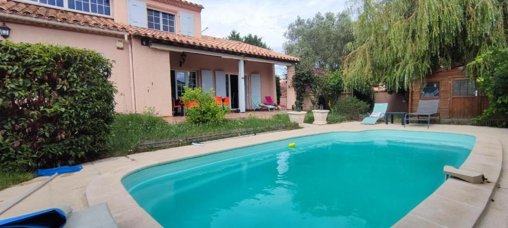 einen Pool im Hinterhof eines Hauses in der Unterkunft Jolie Maison Piscine 8 mn à Pied du centre et Plage in Canet-en-Roussillon