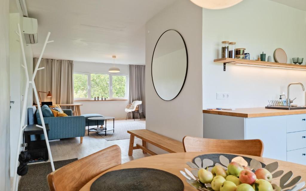 una sala de estar con una mesa con un bol de fruta en Cozy apartment in Suuremõisa en Suuremõisa