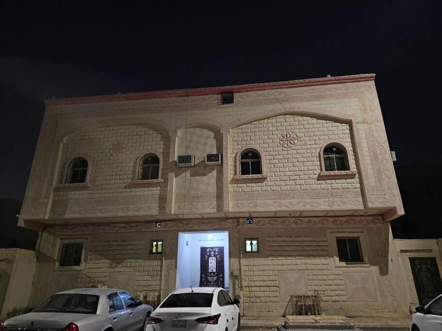 two cars parked in front of a building at شقة مفروشة في المدينة المنورة- رانونا1 in ‘Urwah