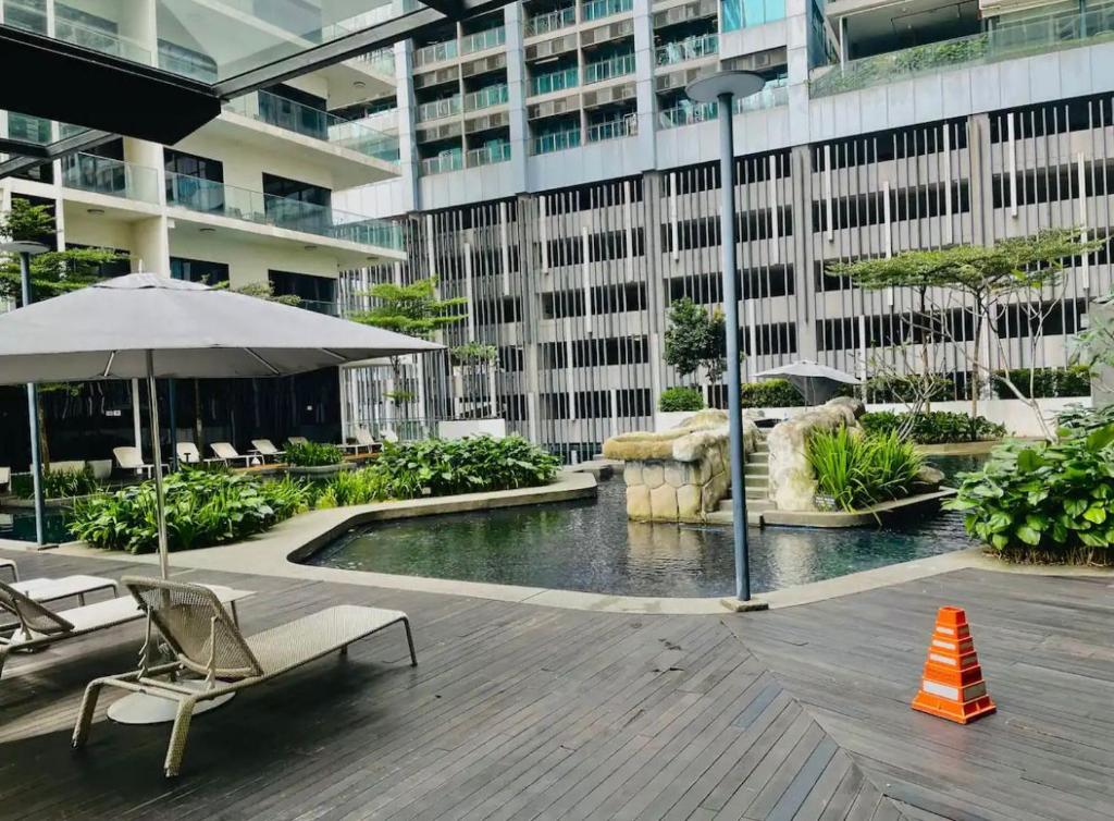 Comfy Studio near KLCC with Balcony, Bathtub, Netflix & Free Water