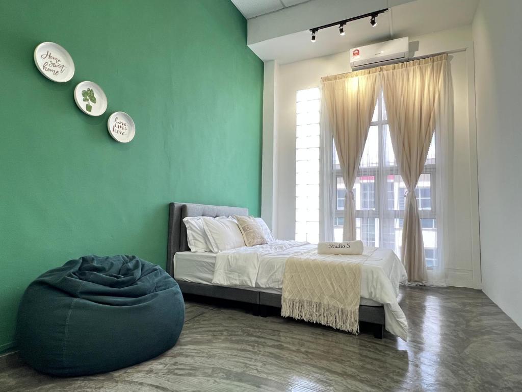 Postel nebo postele na pokoji v ubytování Studio S Conceptual Homestay Station 18 - Ipoh