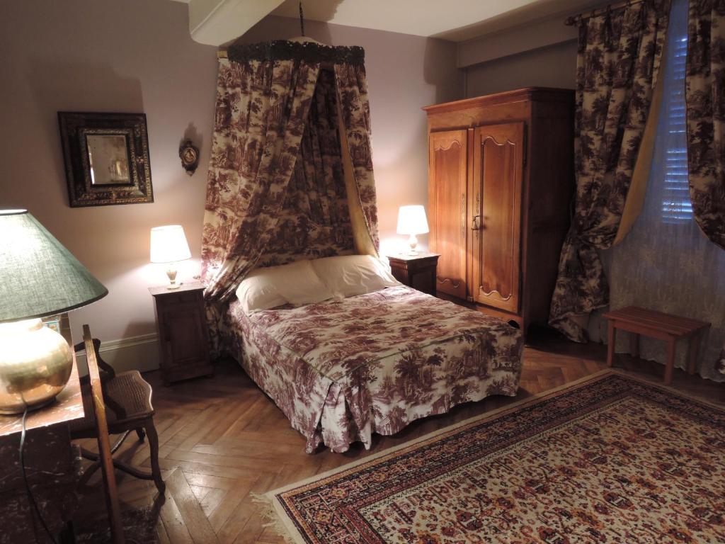 La Maison de la Tour tesisinde bir odada yatak veya yataklar