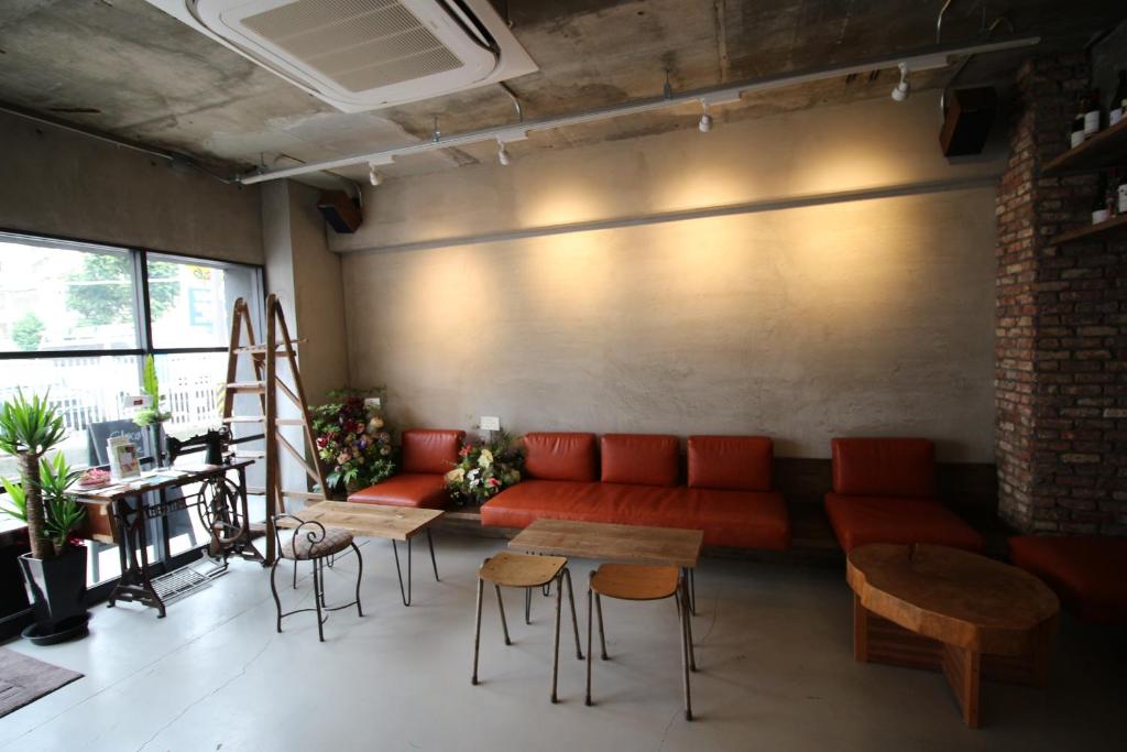 Un lugar para sentarse en Glocal Nagoya Backpackers Hostel